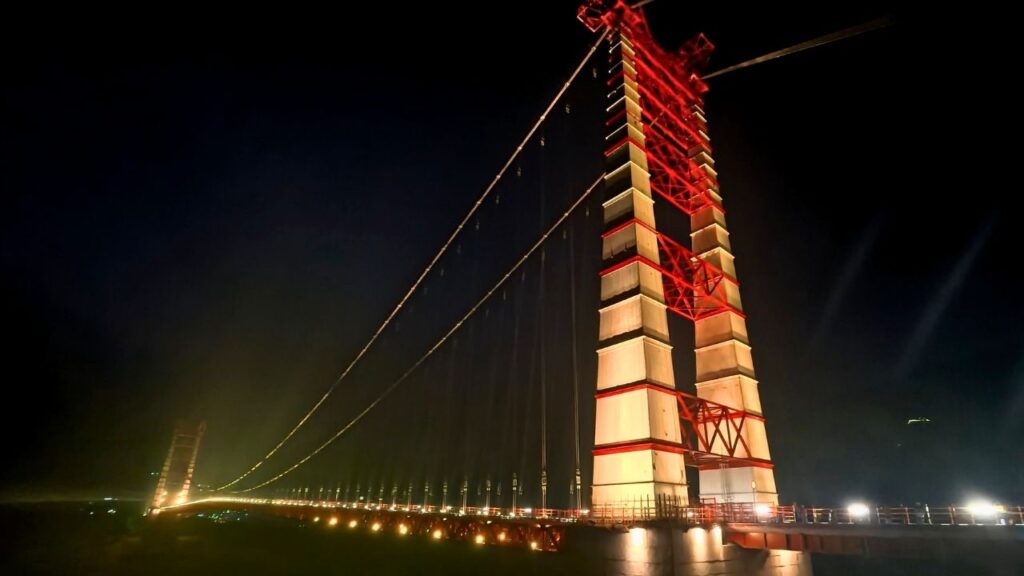 Dobra Chanti Bridge at night